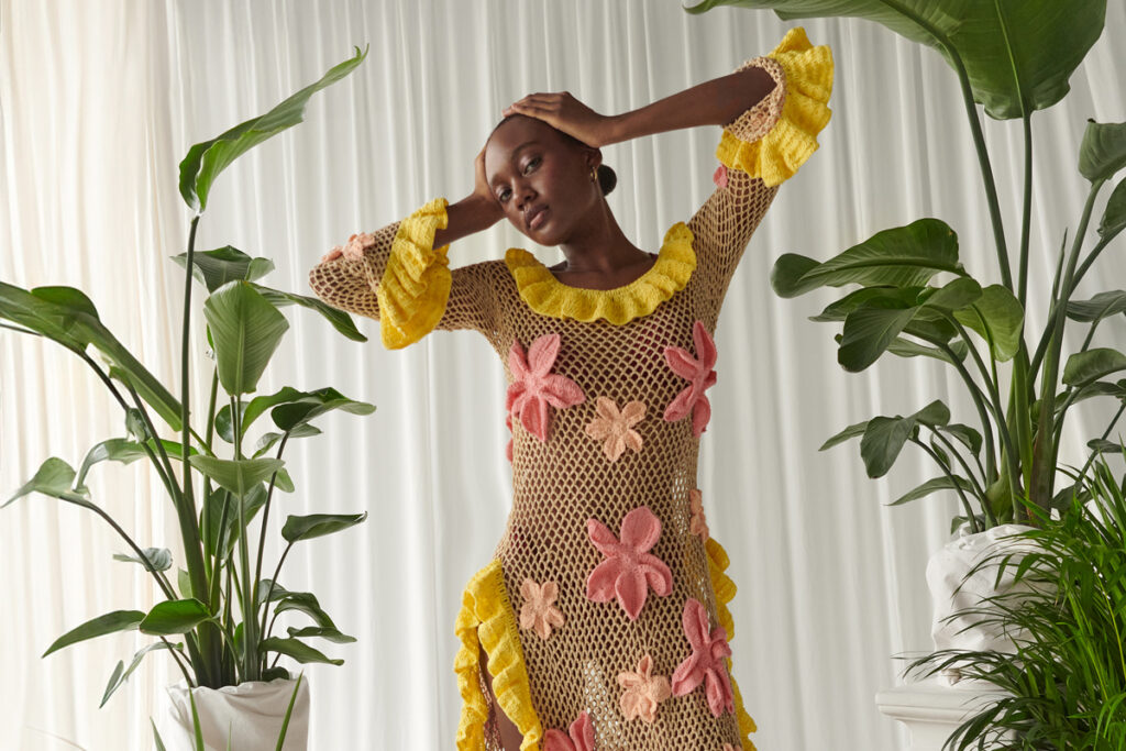 Vestido de crochet con flores de la firma Celia B