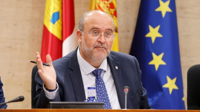 El 'dos' de Page le ensalza ante la «oscuridad» del PSOE: «Mantiene la llama del partido»