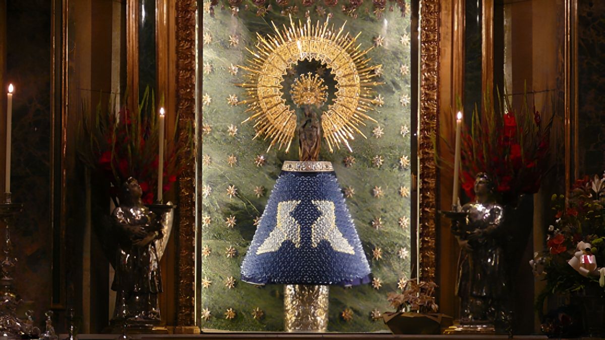 La Virgen del Pilar luce un manto de origami en el 80 aniversario de la bomba de Hiroshima