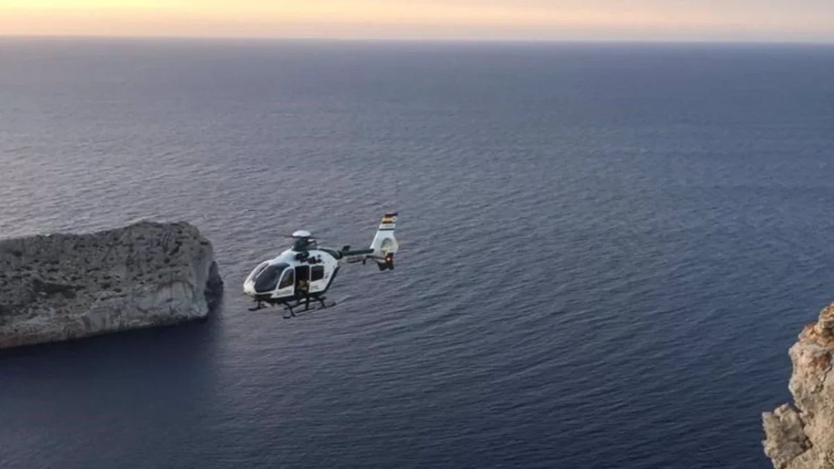 Hallan restos de la avioneta que ha caído al mar frente al puerto de Sóller de Mallorca