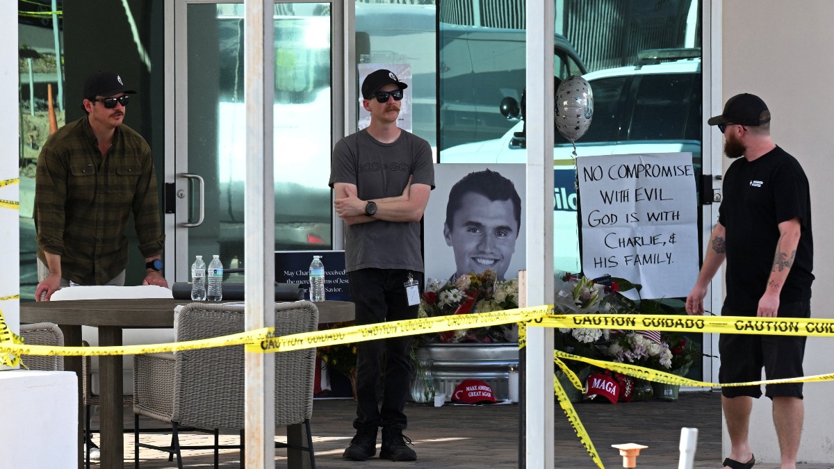El asesino de Charlie Kirk es universitario y disparó con un arma de larga distancia