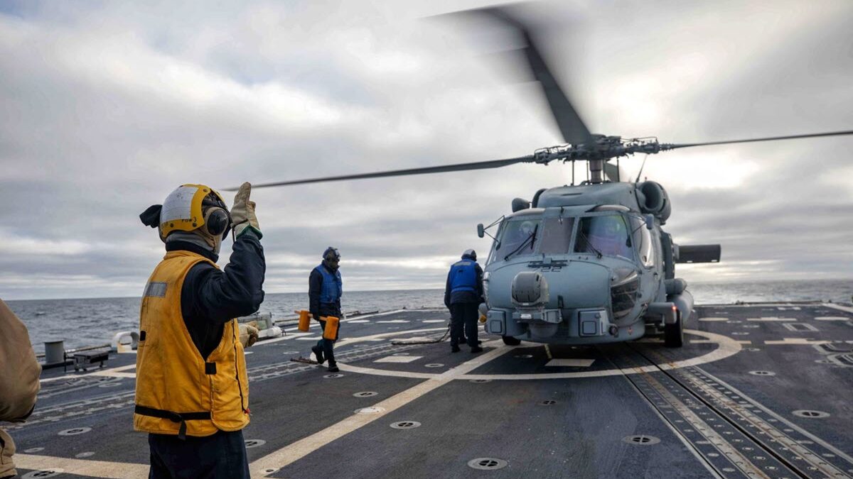 Un helicóptero de EEUU en la base de Rota alimenta la teoría de la fuga del general argelino