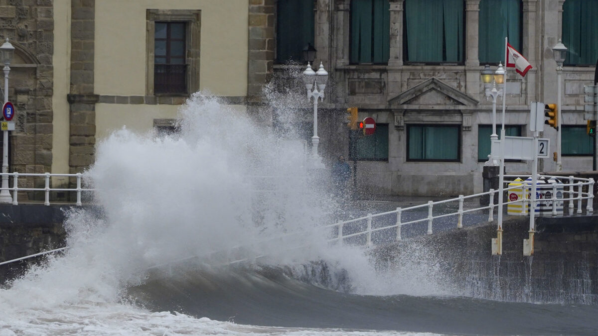 Los restos del huracán Gabrielle ponen en alerta a seis comunidades