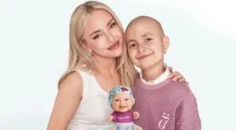 La Fundación Juegaterapia presenta su nuevo Baby Pelón junto a Ana Mena y la niña Arianny