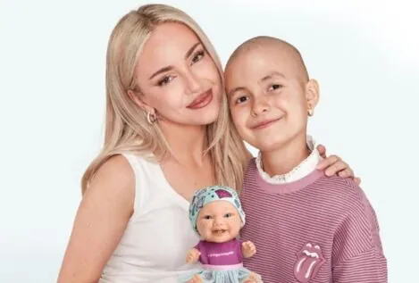 La Fundación Juegaterapia presenta su nuevo Baby Pelón junto a Ana Mena y la niña Arianny