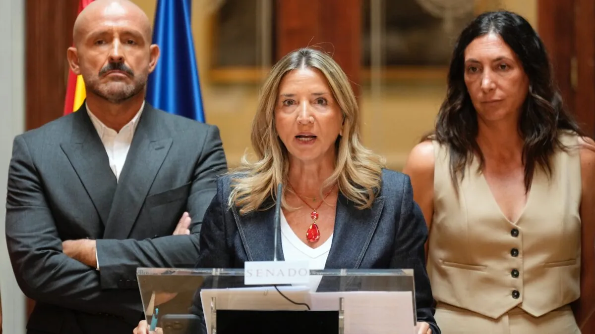 La ministra y las consejeras del PSOE huyen del Senado y evitan hablar de pulseras antimaltrato