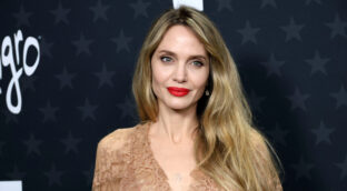 Angelina Jolie muestra las cicatrices de su doble mastectomía doce años después