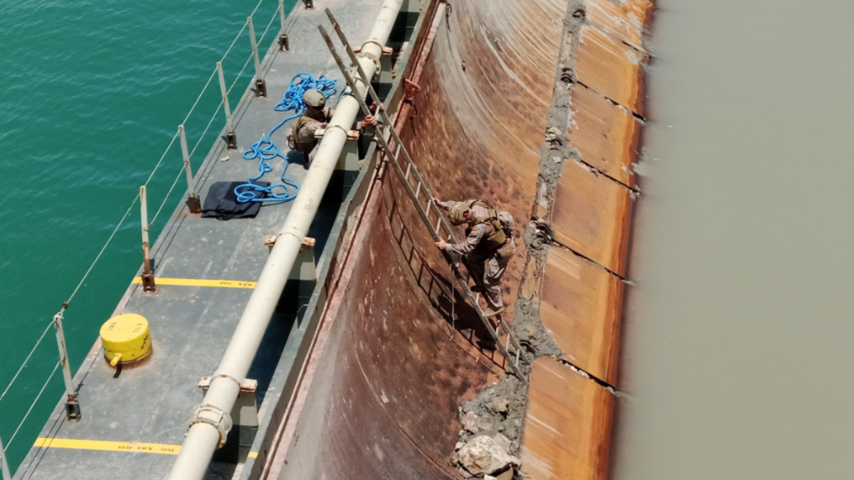 La Armada neutraliza una bomba de aviación en el Puerto de Valencia