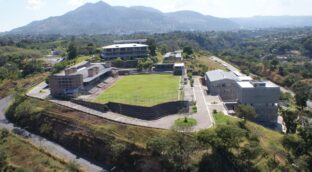 El colegio que apostó por cambiar vidas en el epicentro de la violencia de El Salvador