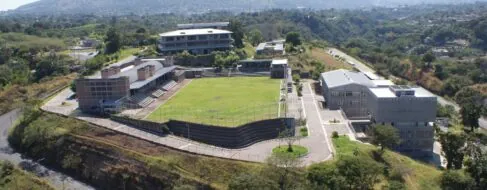 El colegio que apostó por cambiar vidas en el epicentro de la violencia de El Salvador