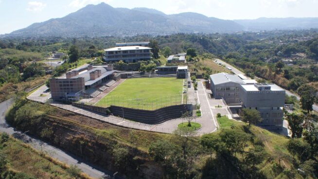 El colegio que apostó por cambiar vidas en el epicentro de la violencia de El Salvador
