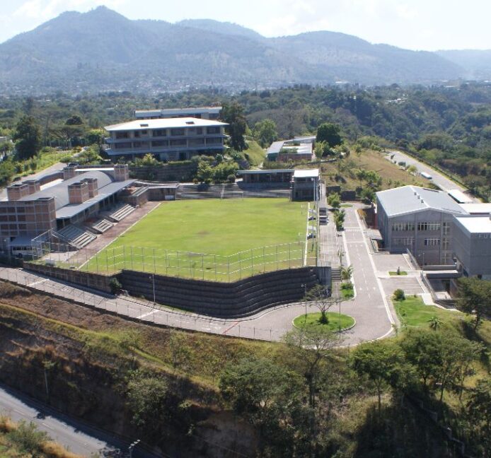 El colegio que apostó por cambiar vidas en el epicentro de la violencia de El Salvador