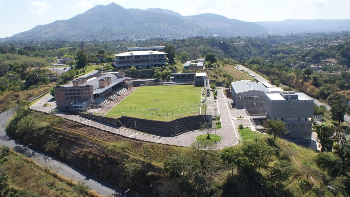 El colegio que apostó por cambiar vidas en el epicentro de la violencia de El Salvador