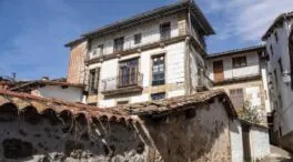 Candelario: un tesoro de Salamanca con sus batipuertas y balcones de madera únicos