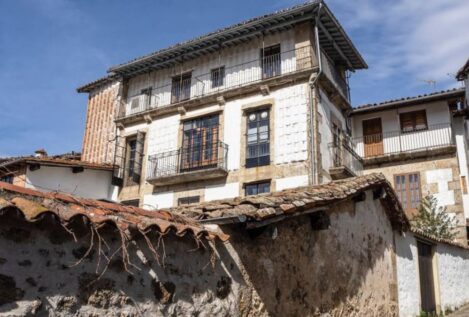 Candelario: un tesoro de Salamanca con sus batipuertas y balcones de madera únicos