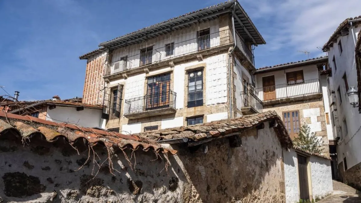 Candelario: un tesoro de Salamanca con sus batipuertas y balcones de madera únicos
