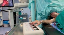 Un músico toca el piano mientras le extirpan un tumor cerebral en Córdoba