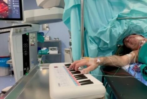 Un músico toca el piano mientras le extirpan un tumor cerebral en Córdoba