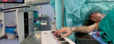 Un músico toca el piano mientras le extirpan un tumor cerebral en Córdoba