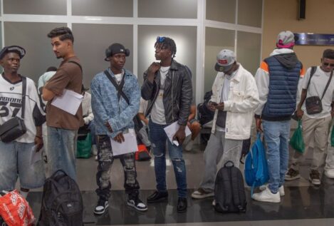 El colapso del CETI de Ceuta deja a más de 200 inmigrantes acampados en puertas del recinto