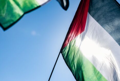 Denuncian al alcalde de un pueblo de Madrid por poner la bandera palestina en el Consistorio