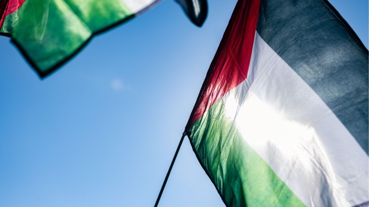 Denuncian al alcalde de un pueblo de Madrid por poner la bandera palestina en el Consistorio