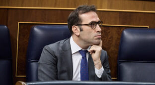 Una veintena de empresas imitan a Ferrovial y se marchan de España en el último año