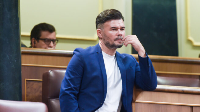 Rufián se desmarca de ERC y vota en contra de su partido en cinco propuestas de Junts