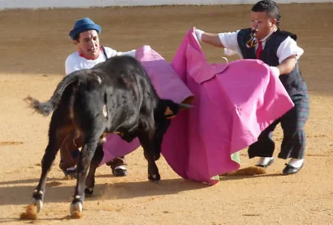 Alvise contrata a enanos para disfrazarlos de ardillas en su mitin de Madrid