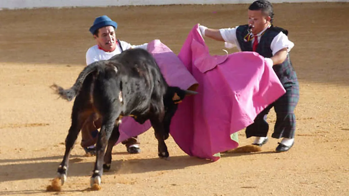 Alvise contrata a enanos para disfrazarlos de ardillas en su mitin de Madrid