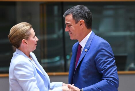 La primera ministra danesa carga contra Sánchez por homenajear a «los acosadores»