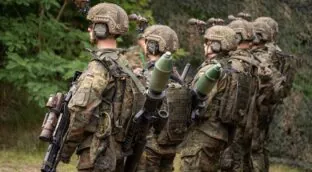 El mayor fabricante de armas de Alemania regala condones para reclutar a los jóvenes