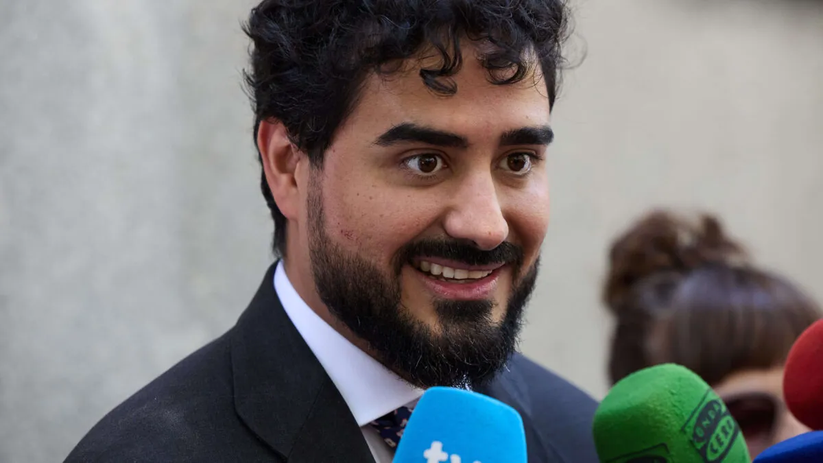 Alvise sustituye a enanos por gigantes en su mitin del 12-O ante el riesgo de ser denunciado