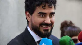 Alvise sustituye a enanos por gigantes en su mitin del 12-O ante el riesgo de ser denunciado
