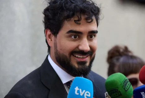 Alvise sustituye a enanos por gigantes en su mitin del 12-O ante el riesgo de ser denunciado