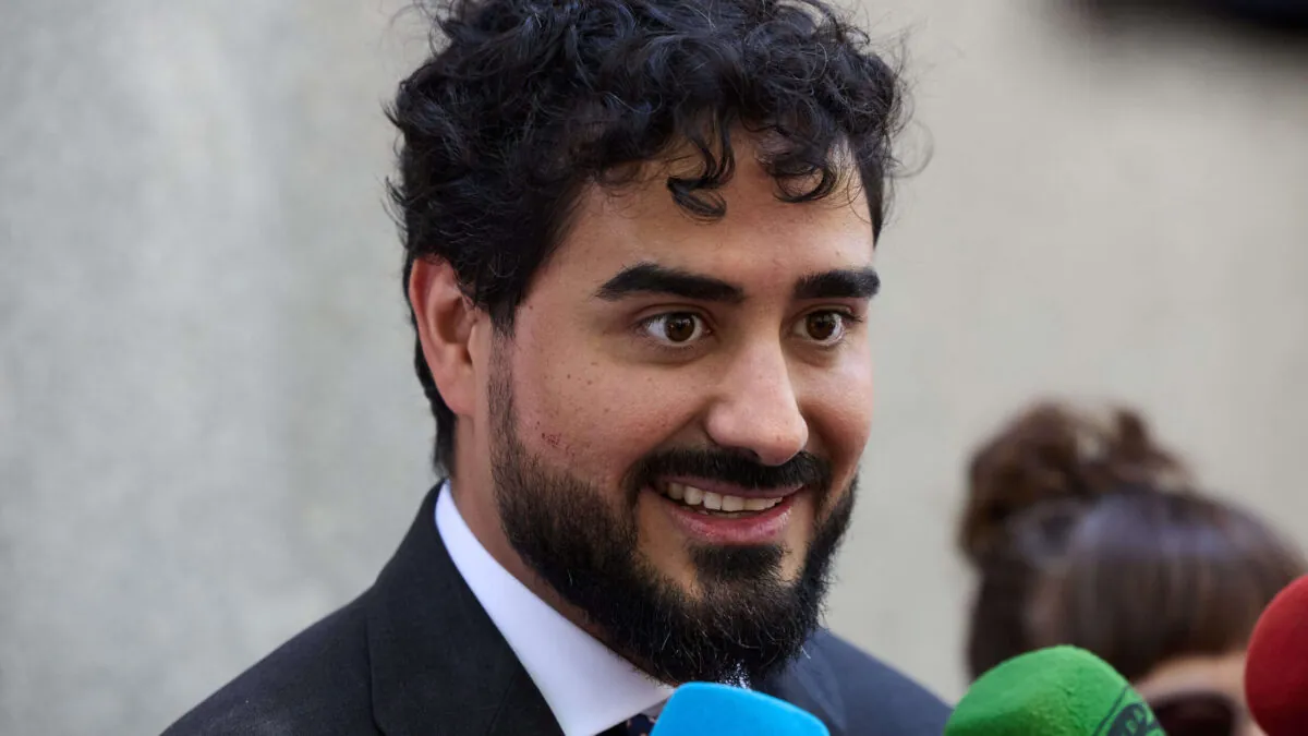 Alvise sustituye a enanos por gigantes en su mitin del 12-O ante el riesgo de ser denunciado