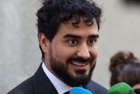 Alvise sustituye a enanos por gigantes en su mitin del 12-O ante el riesgo de ser denunciado