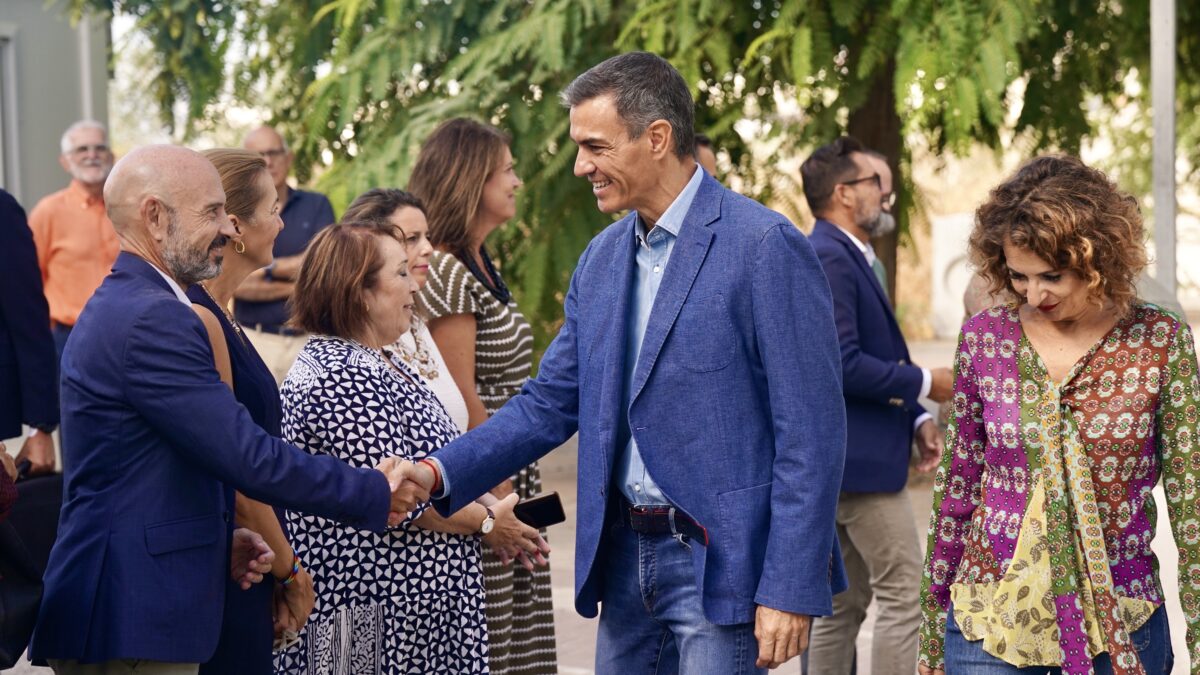Sánchez dice en el arranque de la precampaña andaluza que cerrará 50.000 pisos turísticos