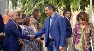 Sánchez dice en el arranque de la precampaña andaluza que cerrará 50.000 pisos turísticos