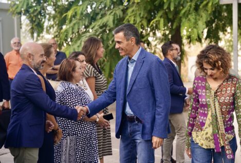 Sánchez dice en el arranque de la precampaña andaluza que cerrará 50.000 pisos turísticos