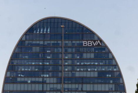La CNMV aprueba la opa de BBVA sobre Sabadell y abre la decisión a los accionistas
