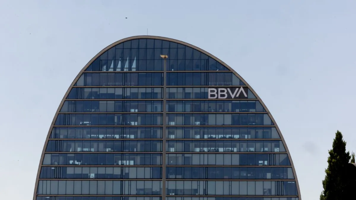 La CNMV aprueba la opa de BBVA sobre Sabadell y abre la decisión a los accionistas