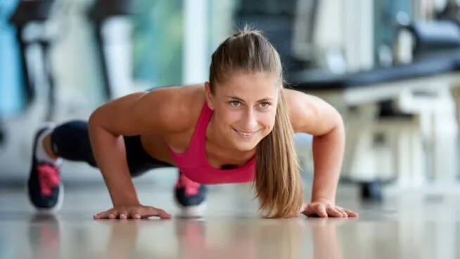 Flexiones de brazos excéntricas: el ejercicio clave para pecho, hombros y tríceps