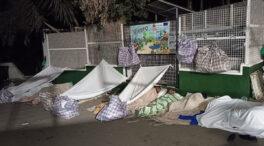 El goteo de 'nadadores' colapsa el centro de inmigrantes de Ceuta y cien duermen en la calle
