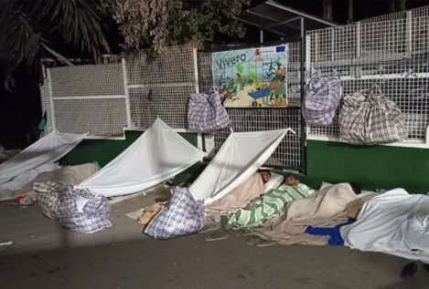 El goteo de 'nadadores' colapsa el centro de inmigrantes de Ceuta y cien duermen en la calle