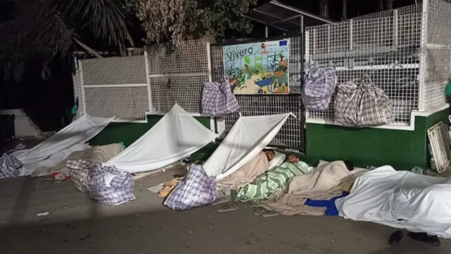 El goteo de 'nadadores' colapsa el centro de inmigrantes de Ceuta y cien duermen en la calle