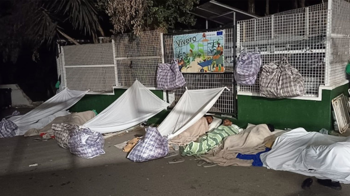 El goteo de ‘nadadores’ colapsa el centro de inmigrantes de Ceuta y cien duermen en la calle