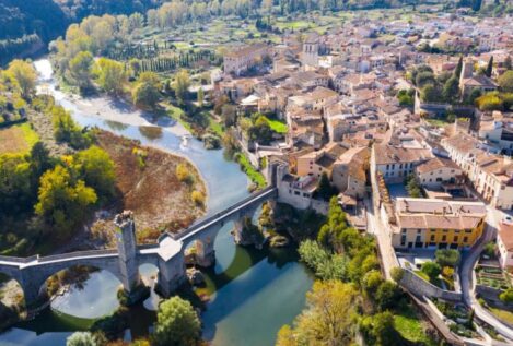 Este es el pueblo medieval de Gerona con el puente mejor conservado de Europa