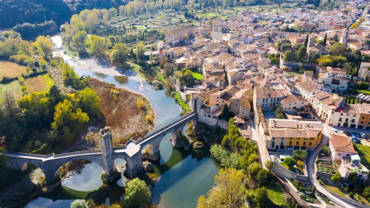 Este es el pueblo medieval de Gerona con el puente mejor conservado de Europa