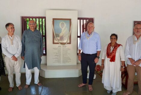 Jesús Julio Carnero refuerza en India el compromiso de Valladolid con Gandhi